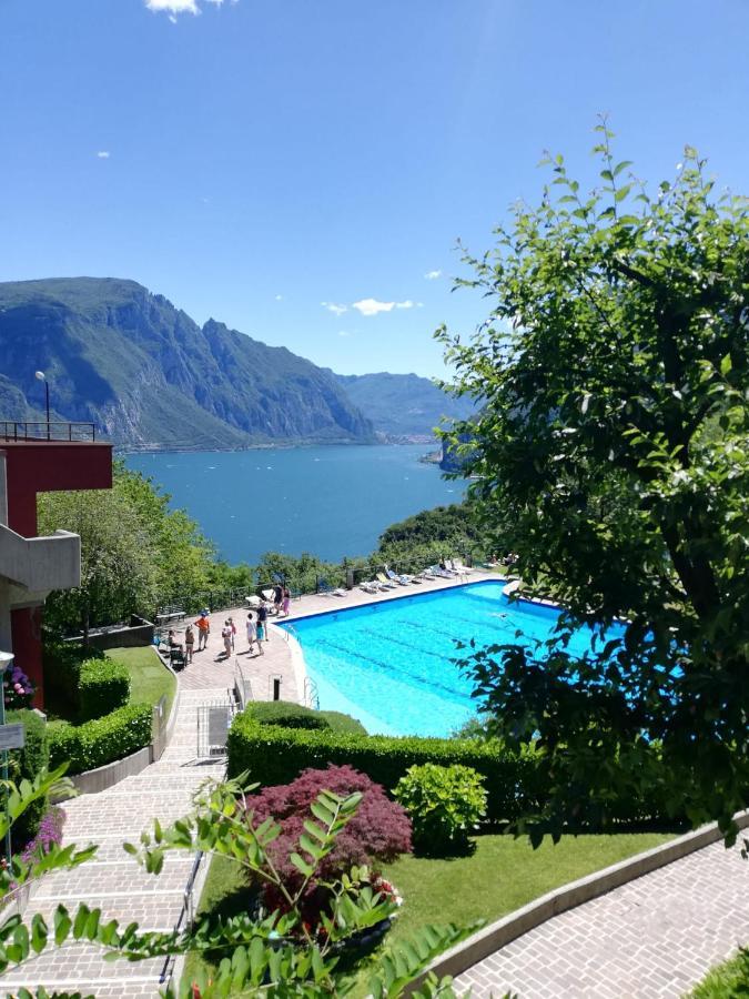 Attico With Big Terrace In Residence With Pool ヴァルブローナ エクステリア 写真