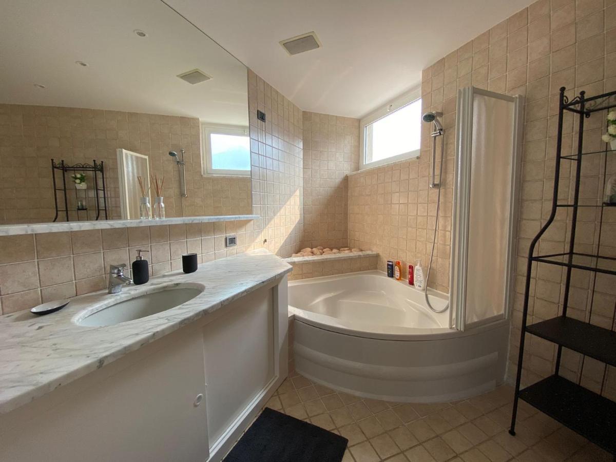 Attico With Big Terrace In Residence With Pool ヴァルブローナ エクステリア 写真